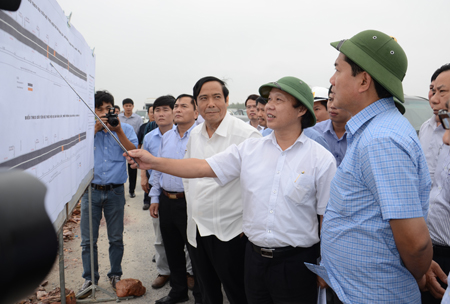 Bộ trưởng Thăng đề nghị Hà Tĩnh cấm mỏ nếu để xe chở quá tải