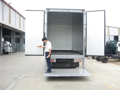 Xe bửng nâng hạ - Xe tải Hino lắp bửng nâng hạ - Hino 7,4 tấn thùng kín bửng nâng hạ