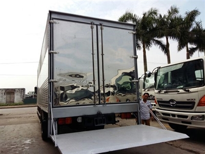 Xe tải Hino FG8JPSL thùng kín gắn bửng nâng hạ thủy lực - Xe Hino 7 tấn thùng kín bửng nâng hạ hàng