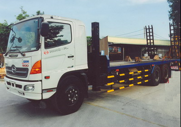 Xe tải Hino FL8JTSL nâng đầu chở máy công trình - Xe Hino 3 chân sàn dài chở máy chuyên dùng